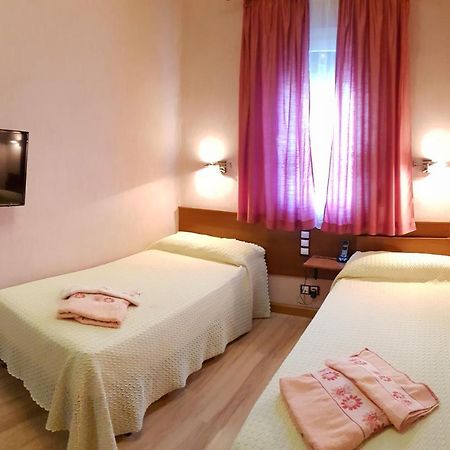 Hostal De La Torre Hostal Economico Valladolid Exteriör bild