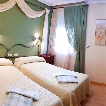Hostal De La Torre Hostal Economico Valladolid Exteriör bild