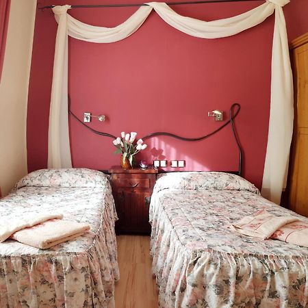 Hostal De La Torre Hostal Economico Valladolid Exteriör bild