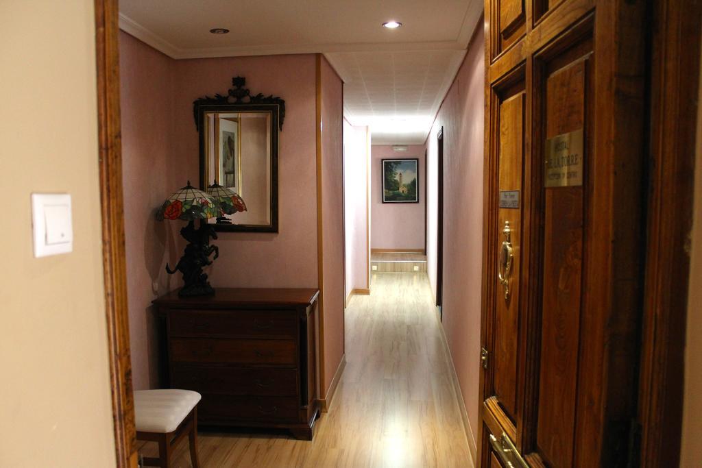Hostal De La Torre Hostal Economico Valladolid Exteriör bild