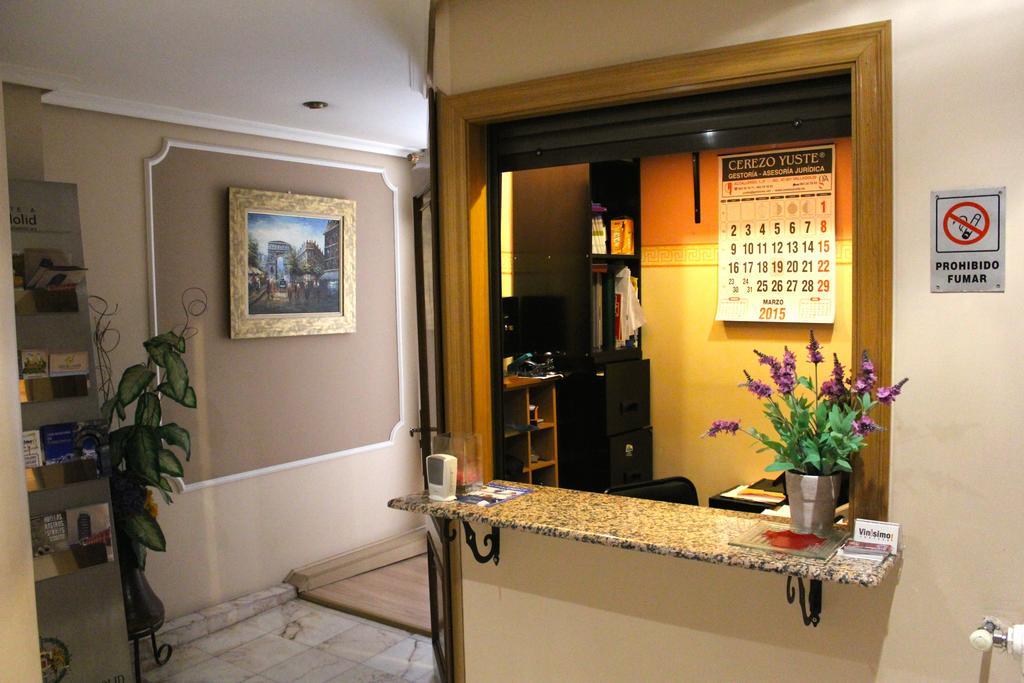 Hostal De La Torre Hostal Economico Valladolid Exteriör bild