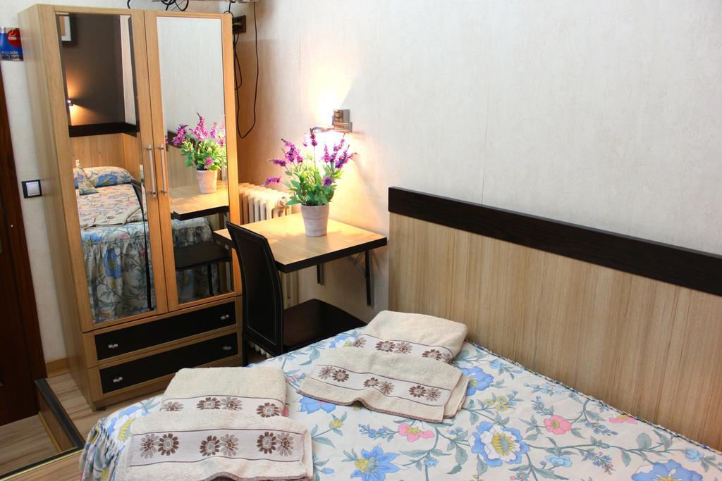 Hostal De La Torre Hostal Economico Valladolid Rum bild