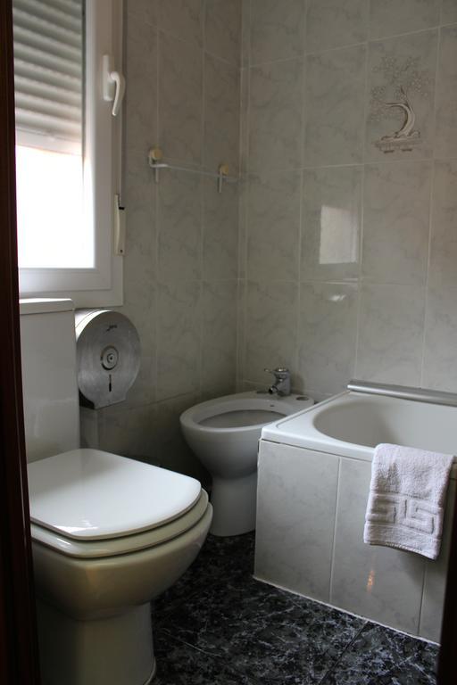 Hostal De La Torre Hostal Economico Valladolid Rum bild