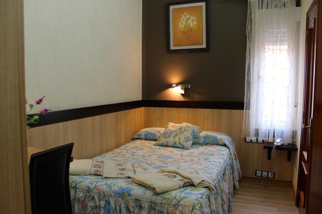 Hostal De La Torre Hostal Economico Valladolid Rum bild
