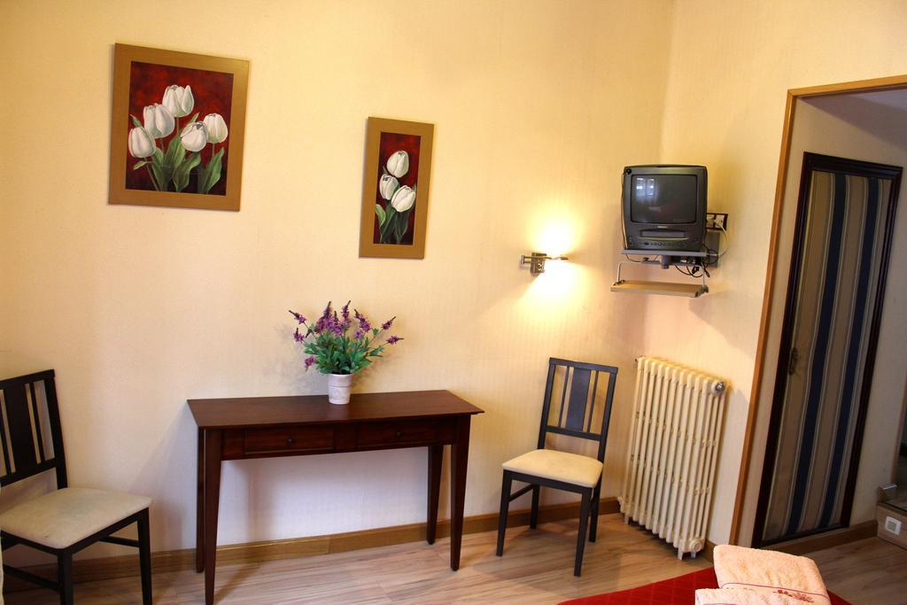 Hostal De La Torre Hostal Economico Valladolid Rum bild