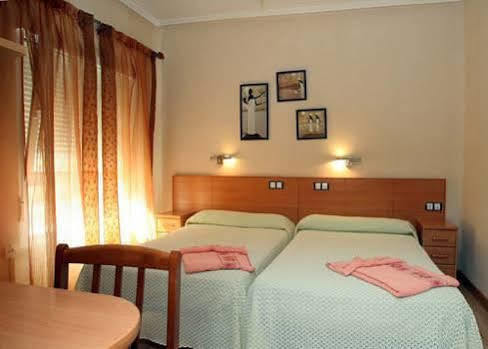 Hostal De La Torre Hostal Economico Valladolid Exteriör bild