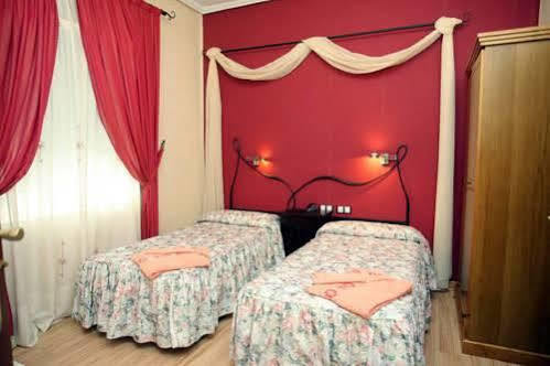Hostal De La Torre Hostal Economico Valladolid Exteriör bild
