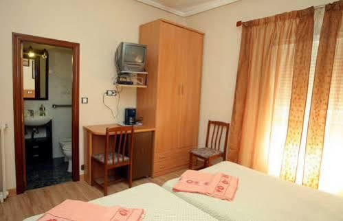 Hostal De La Torre Hostal Economico Valladolid Exteriör bild