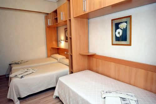 Hostal De La Torre Hostal Economico Valladolid Exteriör bild