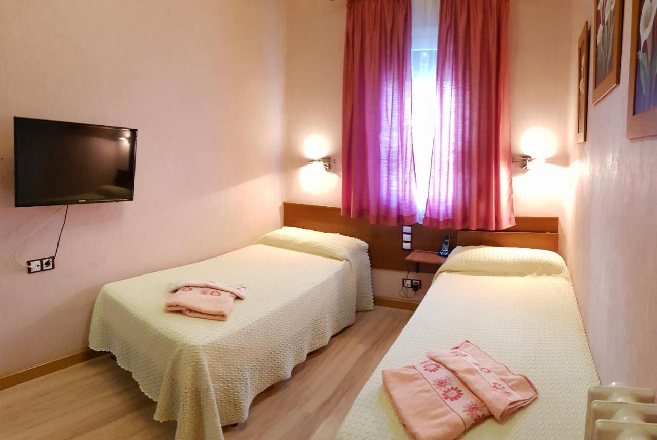 Hostal De La Torre Hostal Economico Valladolid Exteriör bild