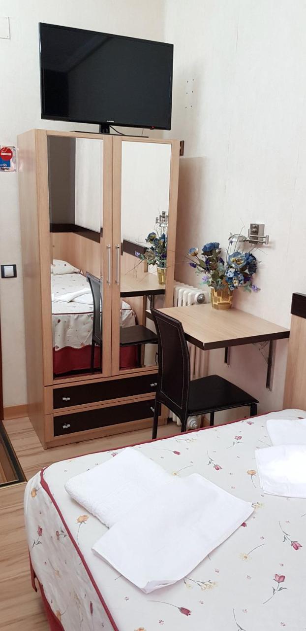 Hostal De La Torre Hostal Economico Valladolid Exteriör bild