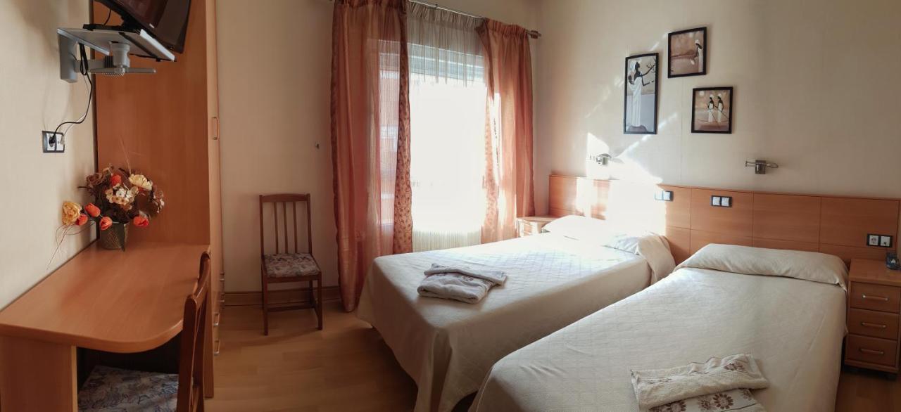 Hostal De La Torre Hostal Economico Valladolid Exteriör bild