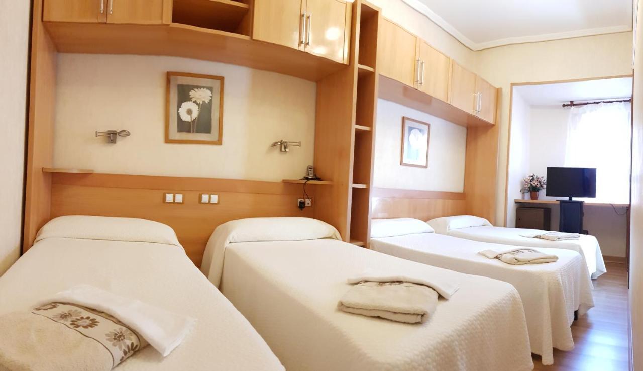 Hostal De La Torre Hostal Economico Valladolid Exteriör bild