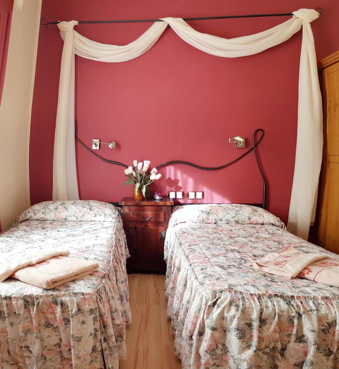 Hostal De La Torre Hostal Economico Valladolid Exteriör bild