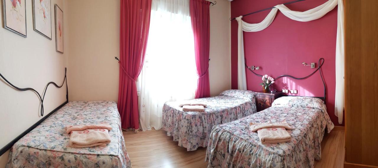 Hostal De La Torre Hostal Economico Valladolid Exteriör bild