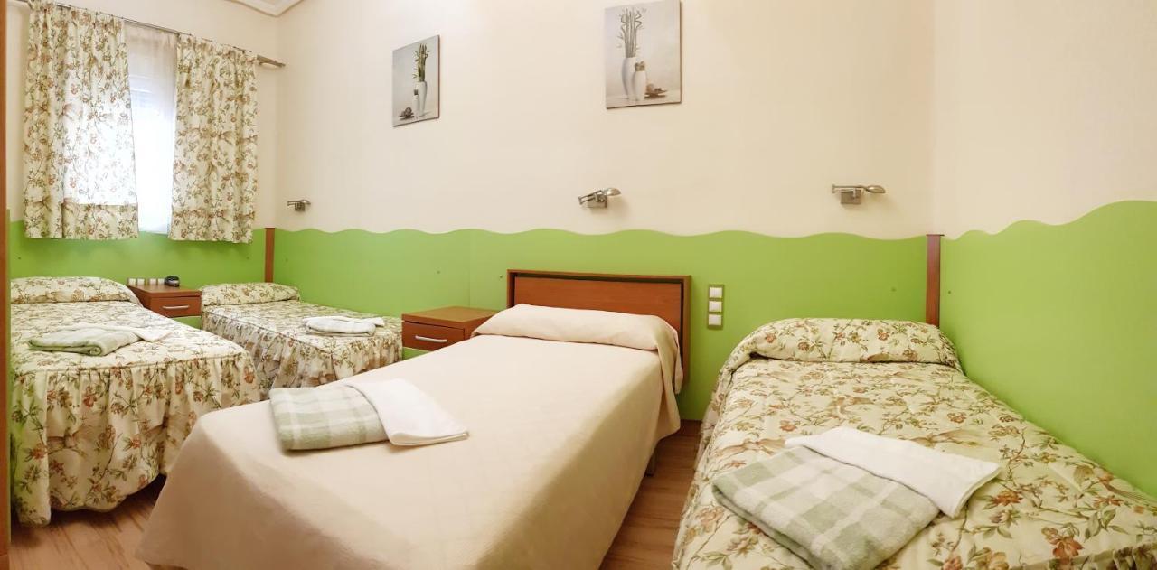 Hostal De La Torre Hostal Economico Valladolid Exteriör bild